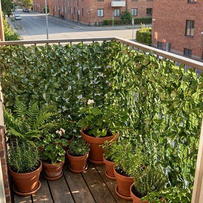 Brise vue balcon avec pot de fleur