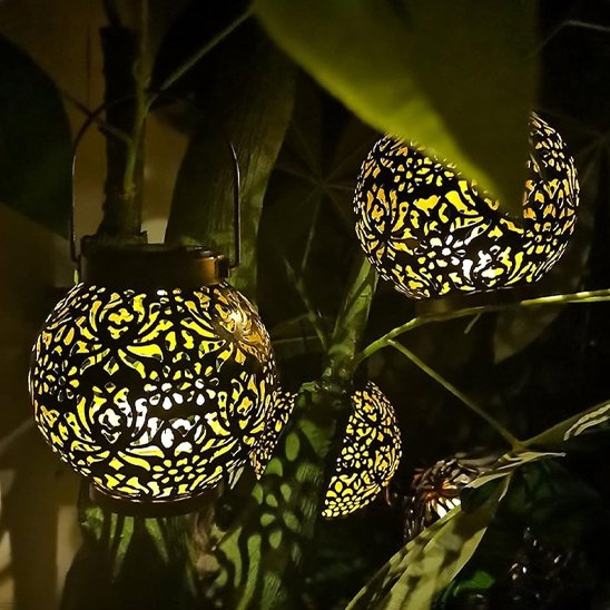 Lanterne solaire dans arbre