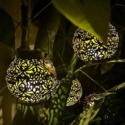 Lanterne solaire dans arbre