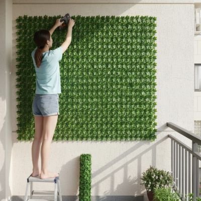 panneau brise vue femme installe mur